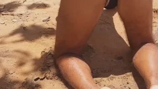 Ladysilva crossdresser na praia exibindo sua bunda bronzeada