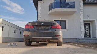 BAREFOOT BMW SUSPENSION TEST IN THE BACKSEAT – Wild Bouncing & Rear View Action