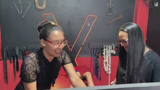 Serena imobilizada por duas Rainhas malvadas