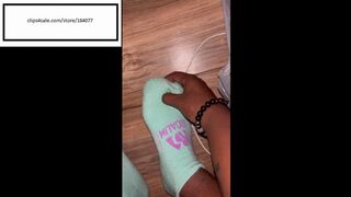 Niauhhh itching between her toes