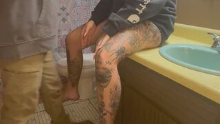 My boyfriend fucking me on the bathroom counter ????