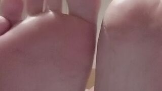 Sofia Avallone’s Feet Squirm as She Orgasms & Masturbates Her Wet MILF Pussy