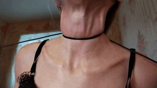 A seductive game with the throat