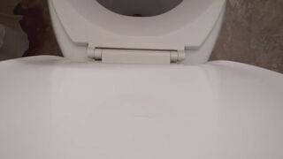 6 videos with peeing, farting, grunting and unexpected plops