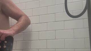 Halfway shower house •