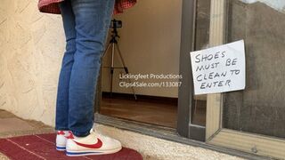 Sneaker Cleaner Nike Cortez with Socks