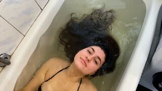 Adele Long lair bathtub underwater fetish