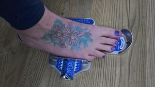 Worlds largest female feet measuring