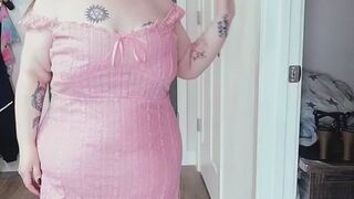 Sweet girl next door ass shaking