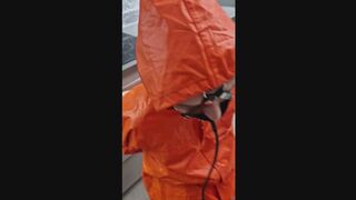 Miss Amira in doppelt AGU Regenanzug gefesselt und streng geknebelt