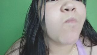 chica gorda probando chicles