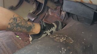 Pumping and cranking in old Nike Airs