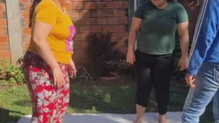 Hermanas al dolor patadas bajo la entre piernas un juego doloroso