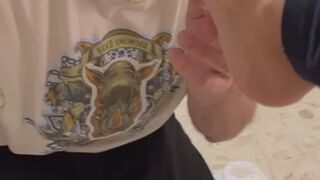 Cornuto insultato e costretto a bere sborra