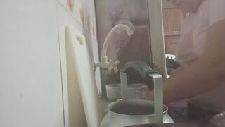 La cerdita en la cocina lavando