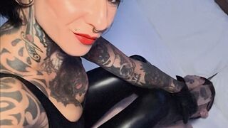 WORSHIP: Armpits, feet, saliva, ass,