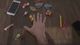 Écrasement de friandises avec des bottes à talons
