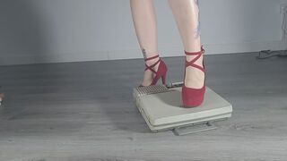 Crushing an old Nixdorf Computer Heels