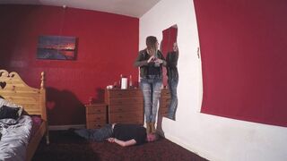 Sophie Brushing Her Hair Whilst Standing On Her Slave Head (4K)