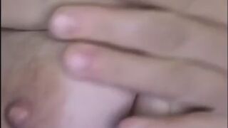Cochonne française de 31 ans en lingerie sexy qui s'amuse avec son jouet.