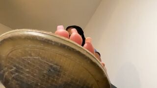 UNDER BIGS WORN SANDALS