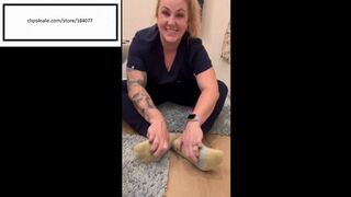 Sommerstimetats itchy yellow white socks with hurt finger