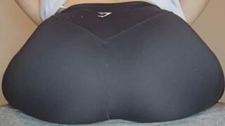 My tight leggings are farting so disgusting and locked in my jeans
