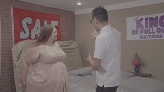 SSBBW Goes Mattress Shopping at King of Pull Out
