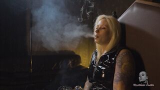 Smoker in the throne FHD MP4