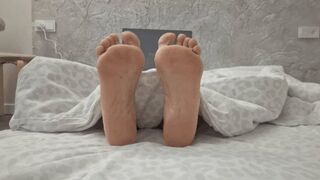 Soles from under the blanket SHT