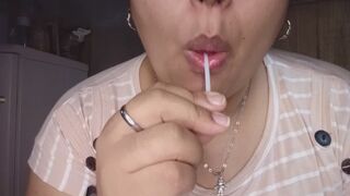 Sabor y seducción: ella disfrutando de los sabores de cada chupetín. Disfruta cada momento!!!