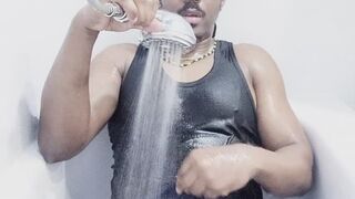 I wash my body in the bath (4) (2025)
