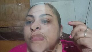 Mi rostro aplastado contra el cristal: cara, boca, nariz y lengua en primer plano solo para ti.