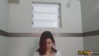 Dançando funk de calcinha vermelha na banheira de hidromassagem