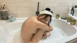 SunnyBunny in the bathtub, relaxation and BIG FARTS - mp4 HD
