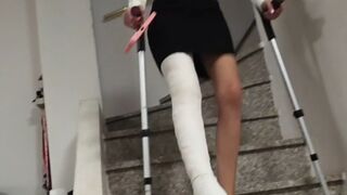 Miss Annika torna dall'ospedale un pò demoralizzata convinta che finalmente gli togliessero i dllc invece no rimane con un llc più alto e col piede diritto a causa di un problema al tallone di Achille sconsolata chiama un amico per farsi consolare.