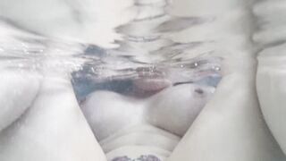 watch the 40 yr old at the pool play with herself under water