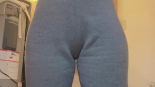 pissing video pussy piss water out on the toilet
