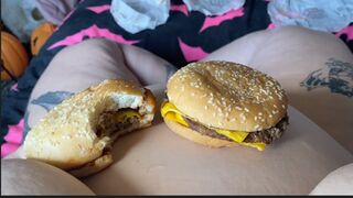 BBW FEEDEE STUFFS BURGERS TO GET BIGGER THAN EVER