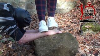 Hard crushing hands in sneakers on cold stone