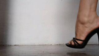 Supports all her weight on the tip of her toes and toes along with her high heels (2)