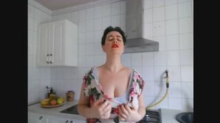 I becoming a giantess, every clothes ripping off from me