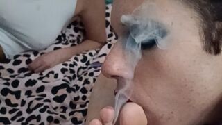 Smoking session barefoot between friends