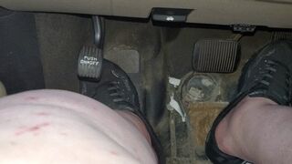 Pedal pushing toes out