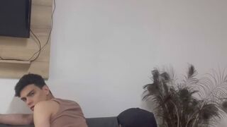 DAVE LION CONTRATA UNA PUTA PARA QUE LO HAGA MUJER