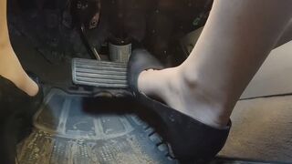 Rain’s 40-Minute Pedal Cam Adventure: Heels, Bare Feet & Stuck Attempts