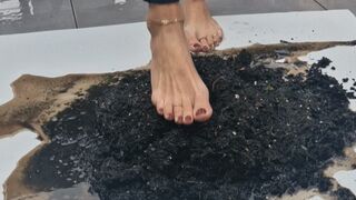 Playing barefoot in dirty soil - that gives dirty soles