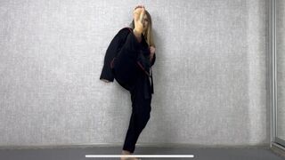 Karate master Aura demonstrates very powerful kicks (17 min)