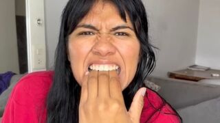 Me muerdo los dedos & dejo marca de mis dientes filosos