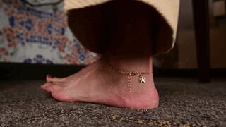 Test Giantess shots with LATINA GILF! Unaware giant, BIG WRINKLY GRANDMA FEET, tiny in trouble!! - MP4